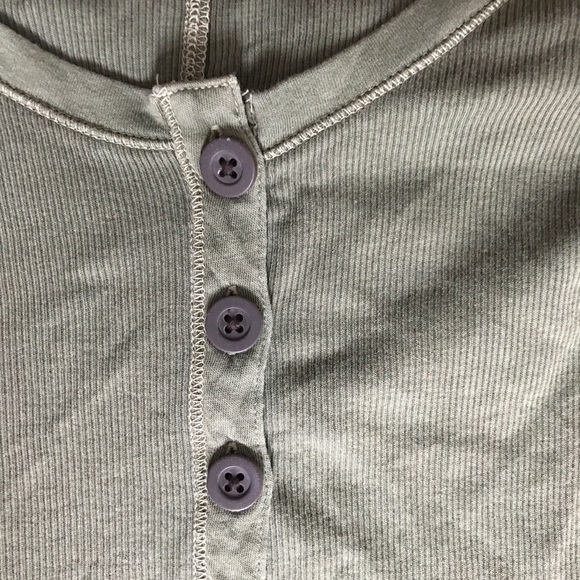 Adorable New w/out tags American Eagle Henley tee - Picture 6 of 8